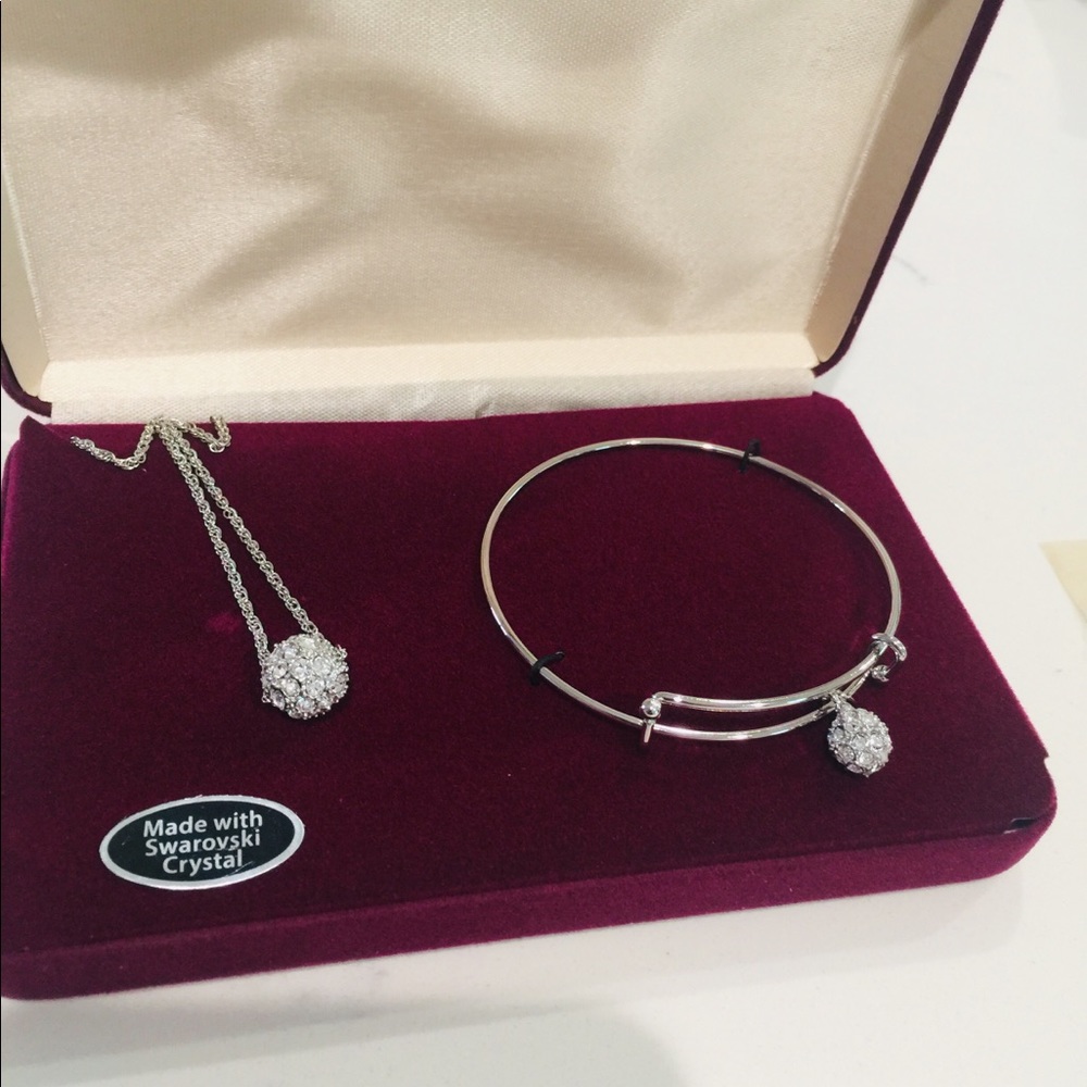 Swarovski necklace only !!